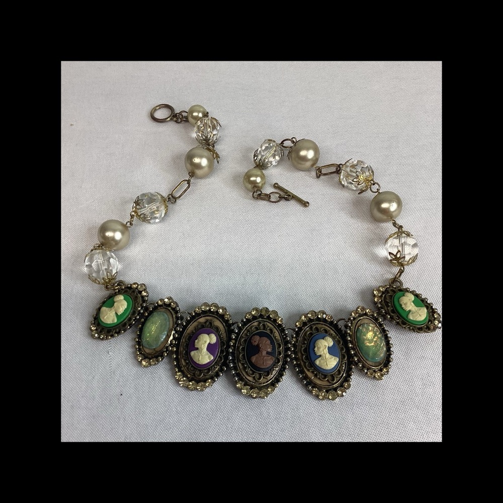 Cameo multicolor, wood gold necklace.
